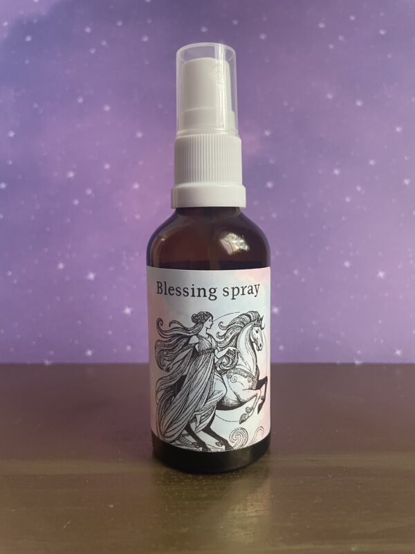 Deze spray heb ik gemaakt om jezelf of anderen in een hogere frequentie te brengen. Een energetische blessing.