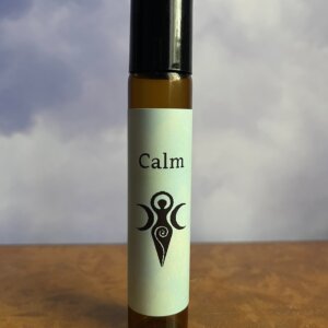 Calm Roller van etherische olie – life saver bij stress, spanning of paniek. Na 10 minuten voel je de spanning wegzakken en merk je dat je rustig wordt. Hierdoor word je weer helder en kom je echt even tot rust. Ook ideaal om op voorhand te gebruiken als je vermoed dat je in een situatie stapt waar je getriggerd gaat raken of als je ergens rustiger in wilt zitten. Ook fijn in spannende periodes zoals; lanceringen, een nieuw pad inslaan, werken aan je overtuigingen of wanneer je jezelf aan het uitdagen bent. Het is een hele fijne ondersteuner.