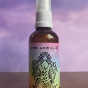 Ceremonie spray van etherische olie. Gemaakt voor iedereen die werkt met groepen om een fijne groepsenergie te bevorderen. Of het nu een ceremonie is, een groepsmeditatie, yogales, workshop of livedag. Deze spray heeft 3 componenten die energetisch een grote bijdrage leveren in de groepsenergie. Het trekt de energie van de deelnemers naar binnen waardoor ze minder last hebben van prikkels en dieper in zelfverbinding gaan. Component 2 het helpt ze om af te stemmen en om intuïtie te laten stromen en 3 het heeft een milde zuiverende werking die helpt om negatieve energieën te zuiveren. Een echte krachtpatser dus.