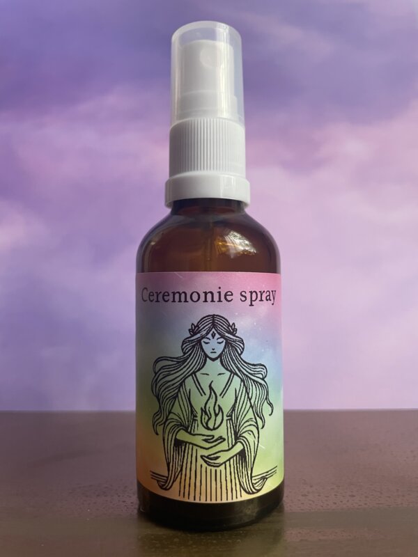 Ceremonie spray van etherische olie. Gemaakt voor iedereen die werkt met groepen om een fijne groepsenergie te bevorderen. Of het nu een ceremonie is, een groepsmeditatie, yogales, workshop of livedag. Deze spray heeft 3 componenten die energetisch een grote bijdrage leveren in de groepsenergie. Het trekt de energie van de deelnemers naar binnen waardoor ze minder last hebben van prikkels en dieper in zelfverbinding gaan. Component 2 het helpt ze om af te stemmen en om intuïtie te laten stromen en 3 het heeft een milde zuiverende werking die helpt om negatieve energieën te zuiveren. Een echte krachtpatser dus.