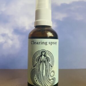 Clearing spray van etherische olie. Helpt om je energieveld te reinigen van ongewenste energie. Of om jezelf te reinigen na het geven van een sessie, ceremonie, groepsles of reading.