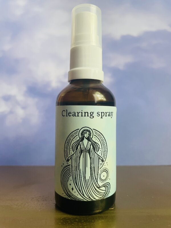 Clearing spray van etherische olie. Helpt om je energieveld te reinigen van ongewenste energie. Of om jezelf te reinigen na het geven van een sessie, ceremonie, groepsles of reading.